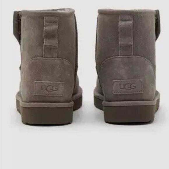 Ugg Bailey zipper mini.  Woman’s size 9.   New with box - Picture 2 of 3